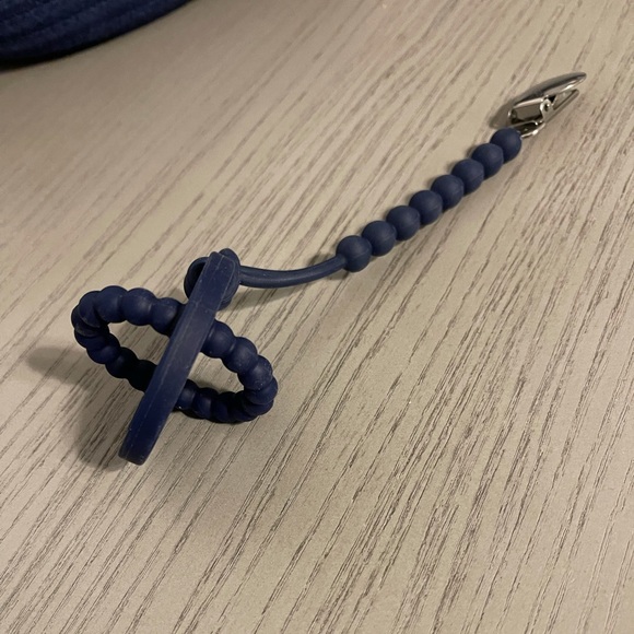 Navy Ryan & Rose navy blue teether with cutie clip - Picture 1 of 4